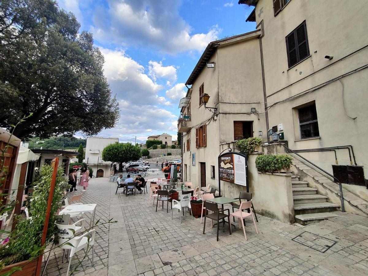 La Casa In Piazza Apartment Toffia Exterior foto