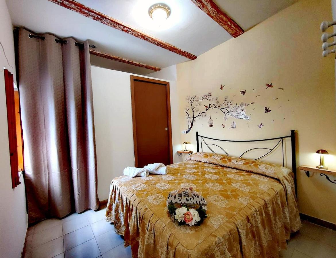 La Casa In Piazza Apartment Toffia Exterior foto