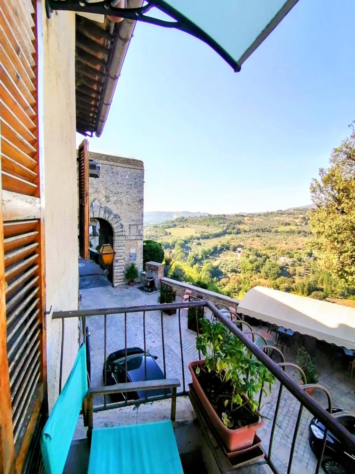 La Casa In Piazza Apartment Toffia Exterior foto