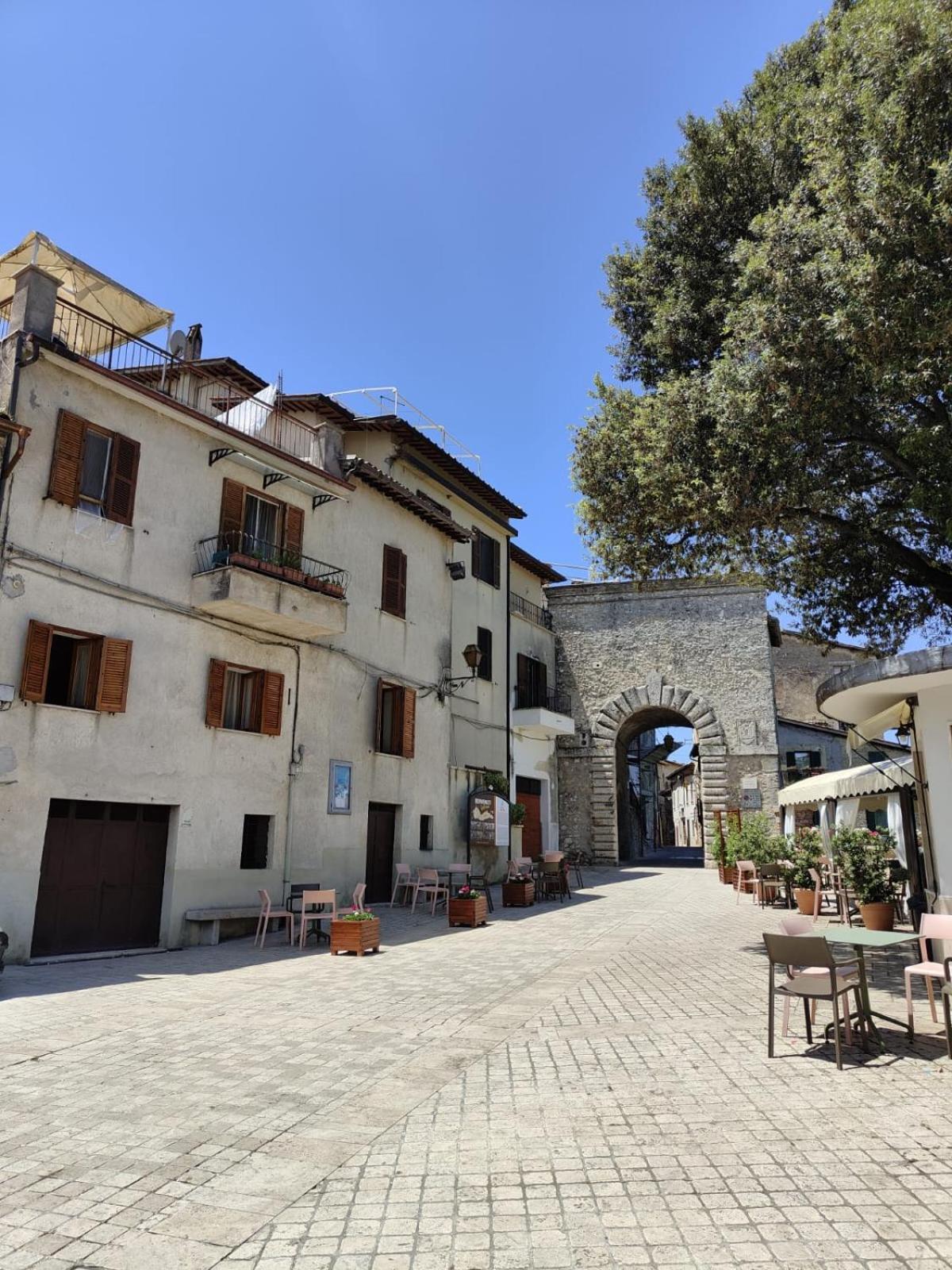 La Casa In Piazza Apartment Toffia Exterior foto
